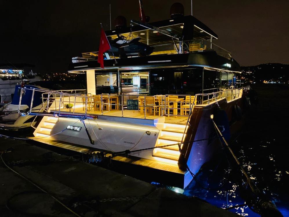 Brise at night