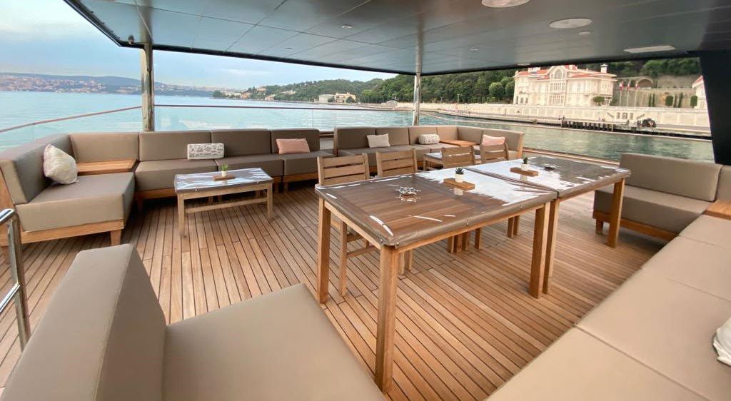 Aft terrace dining