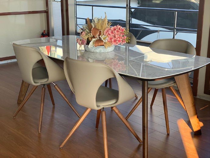 Saloon dining table